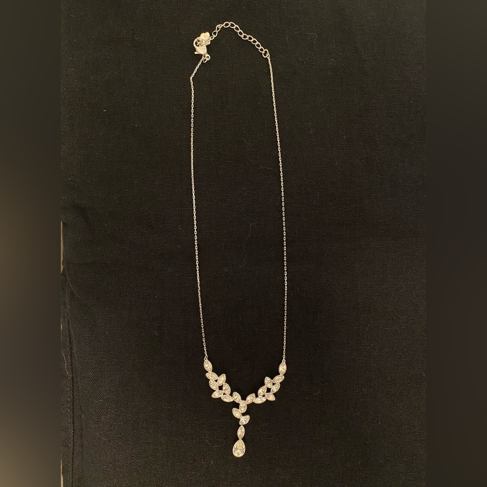 Elegant Silver Necklace with Leaf Design